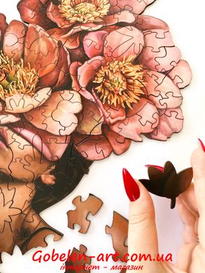 Девушка в цветущих пионах (Размер L) - деревянные пазлы BRUSHME фото — Магазин Gobelen Art